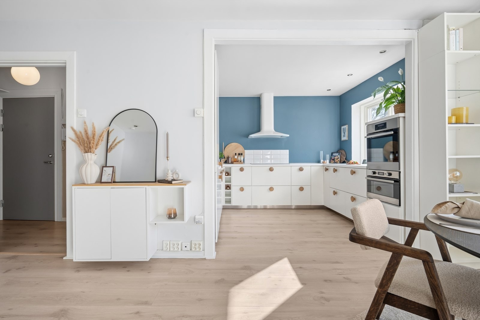 Boligen fremstår luftig og byr på en gjennomgående god standard med pene, lyse gulv samt samt nordisk, stilsikker finish Galleribilde