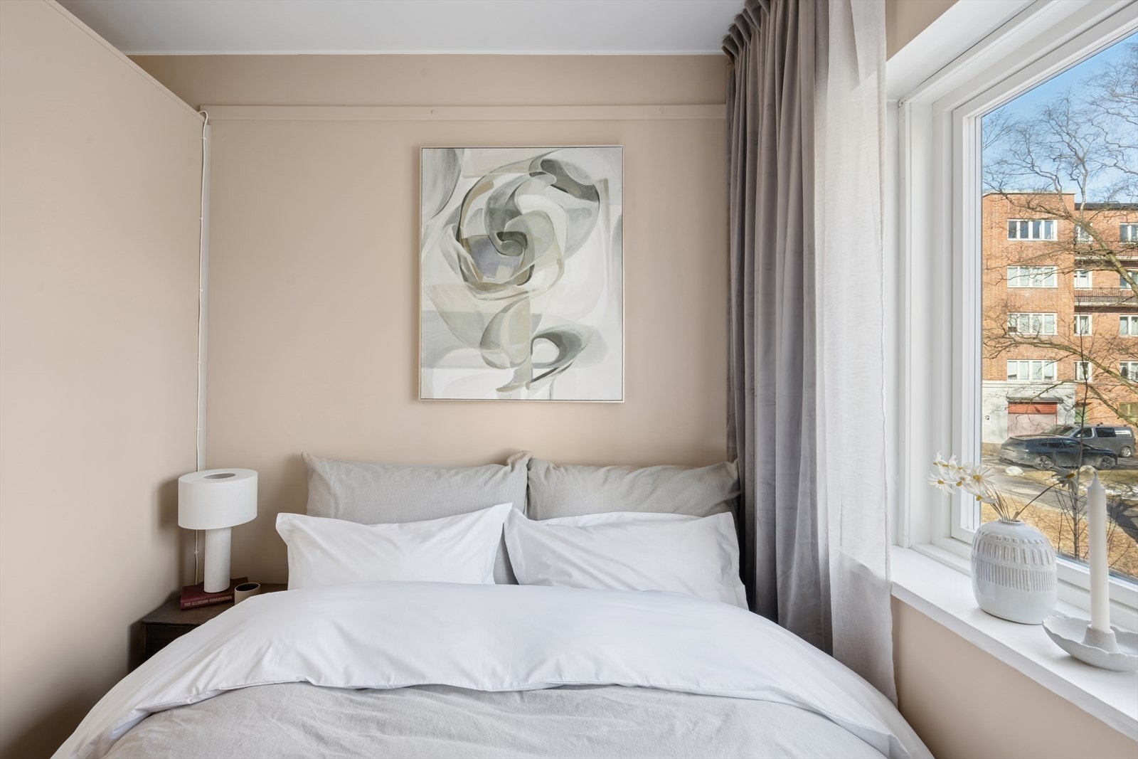 God plass til seng og nattbord Galleribilde