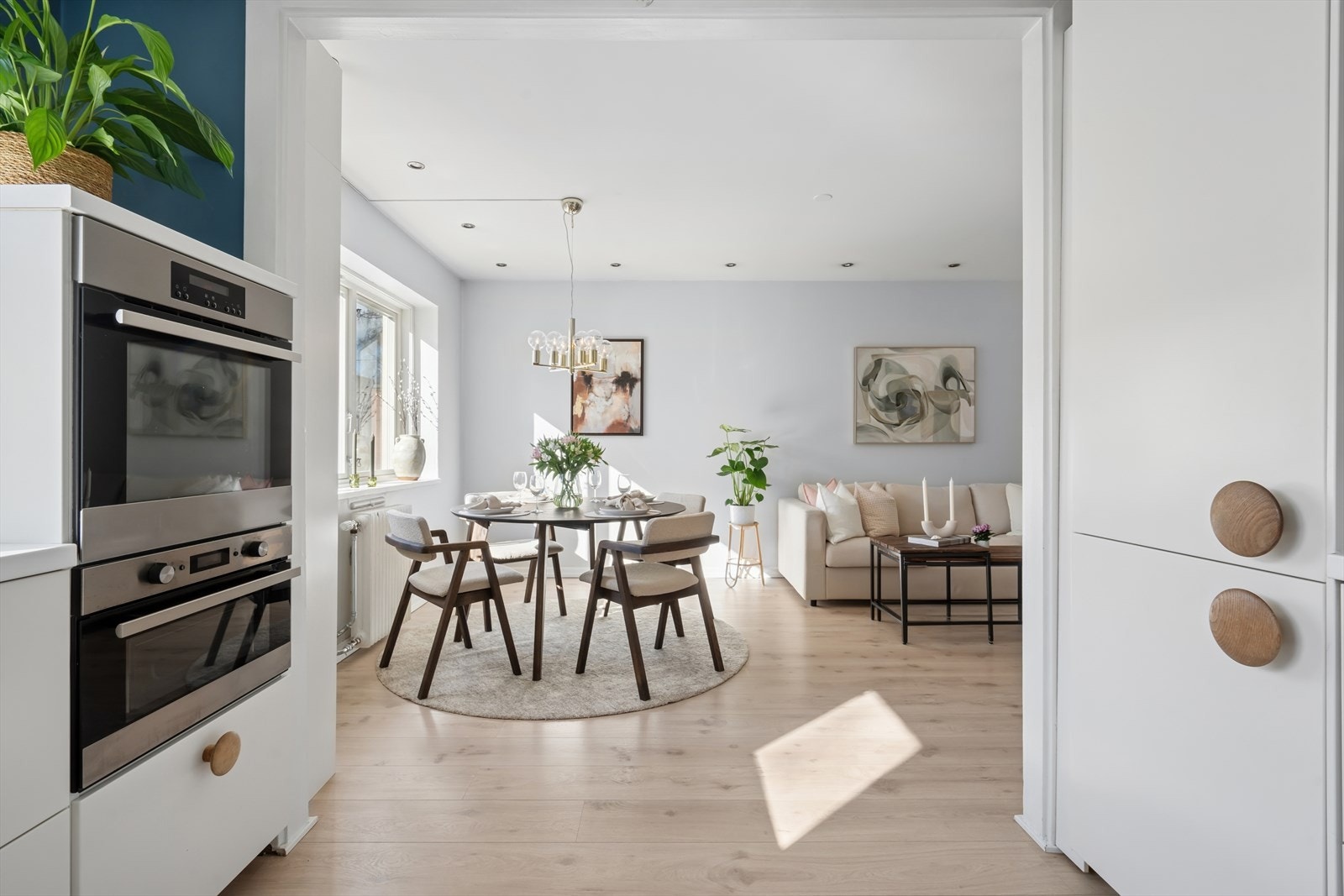 Hyggelig spisestue i naturlig tilknytning til både stue og kjøkken Galleribilde