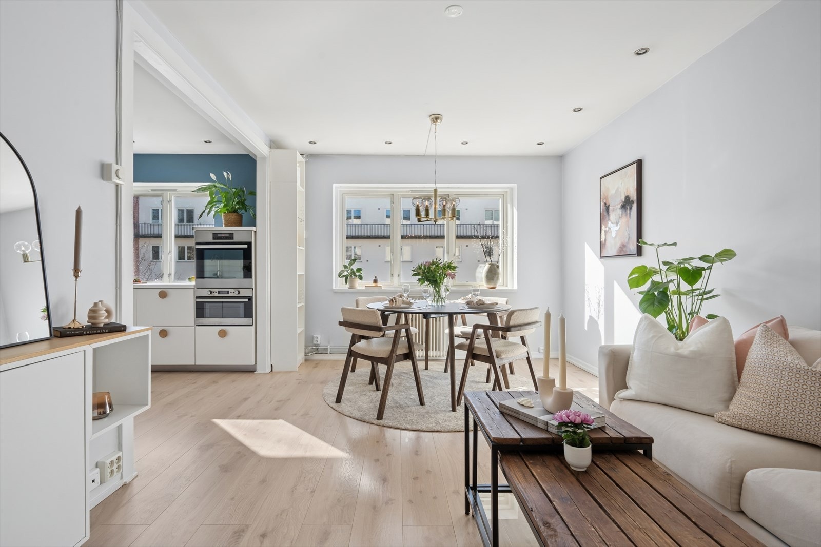 Dette er en særdeles lekker 3-roms selveier med generøs takhøyde og flotte lysforhold Galleribilde