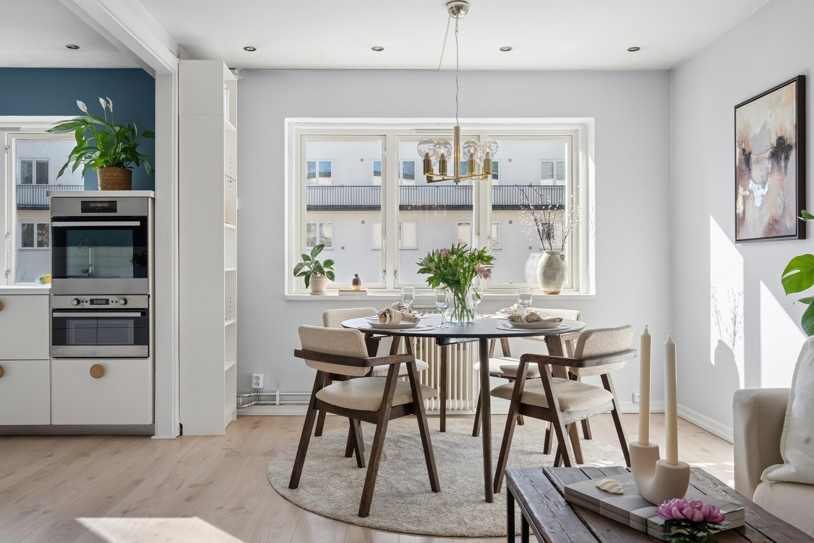 Perfekt balanse av klassiske detaljer som dype vinduskarmer og god takhøyde, pent smeltet sammen med et moderne preg av delikat innredning samt lekre farge- og materialvalg Galleribilde