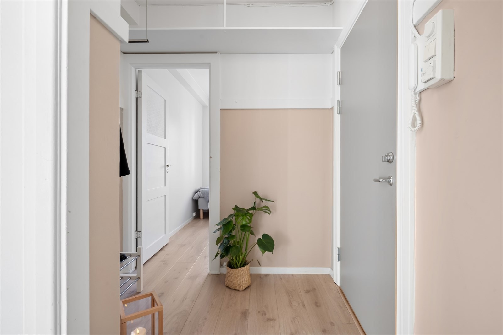 Lyst og romslig med god plass til å henge fra seg yttertøy og sko Galleribilde