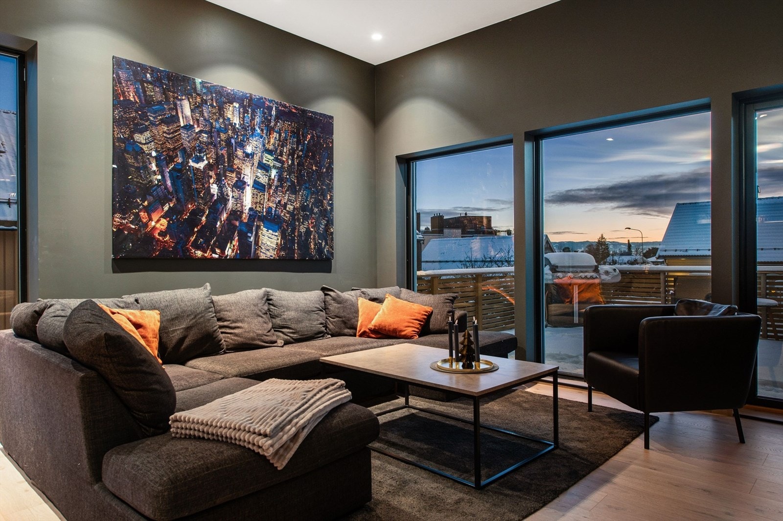 Boligen er gjennomgående med laminatgulv og glatte, malte vegger, for å nevne noe. Galleribilde