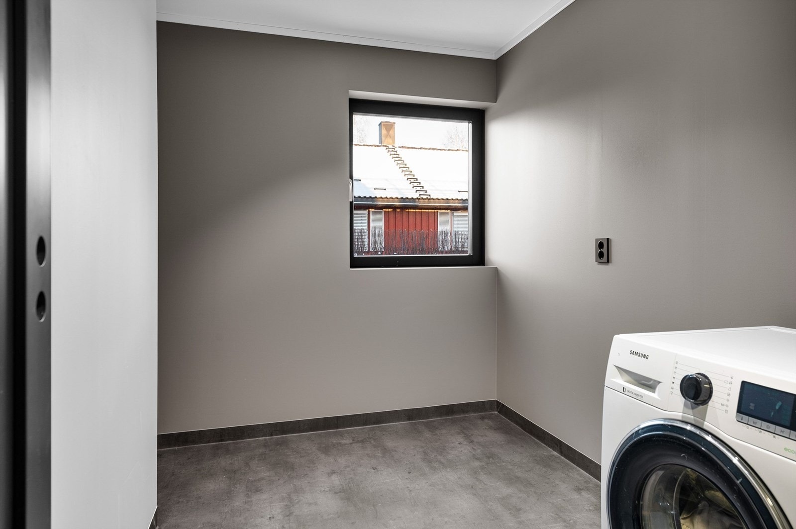 Vaskerommet ligger praktisk til ved siden av kjøkkeninngangen. Galleribilde