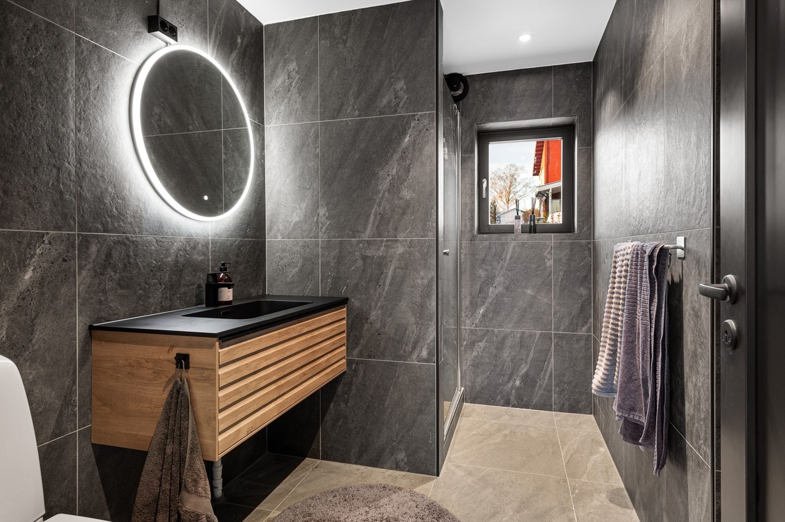 Komplett flislagt bad fra 2021 med store eksklusive fliser og moderne innredning. Galleribilde