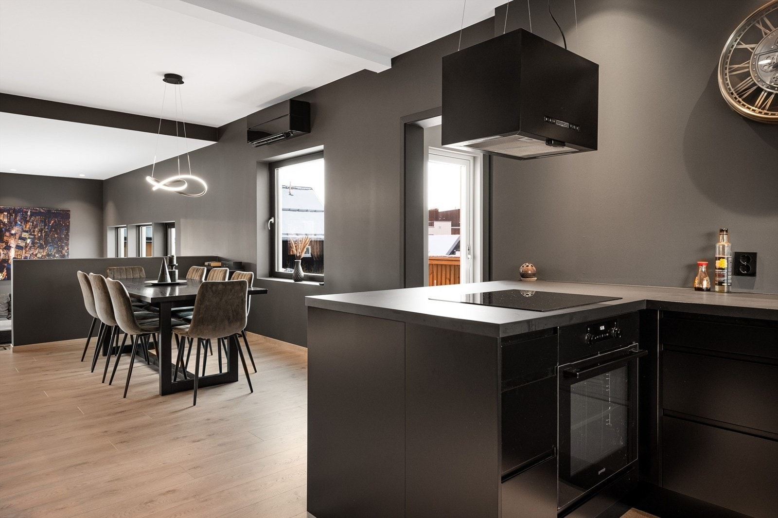 Åpen spisestue med utsikt. Galleribilde