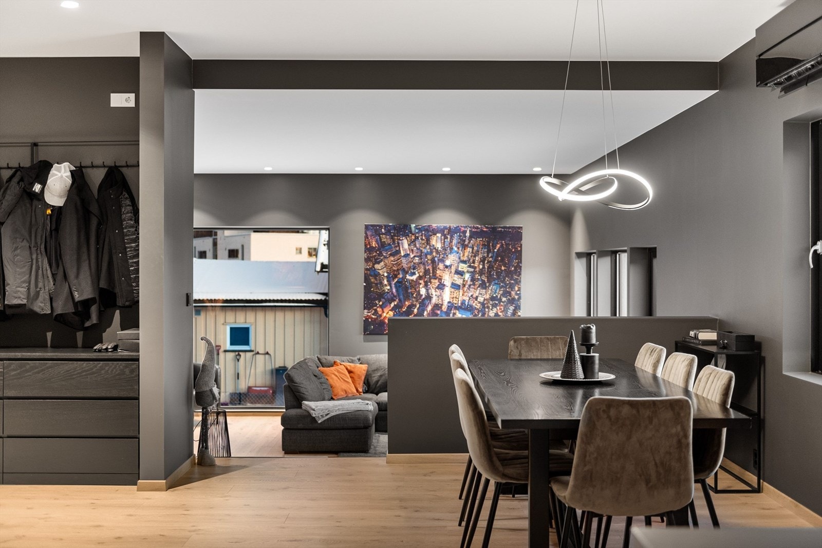 Stuen, spisestuen og kjøkkenet i åpen og sosial løsning. Galleribilde