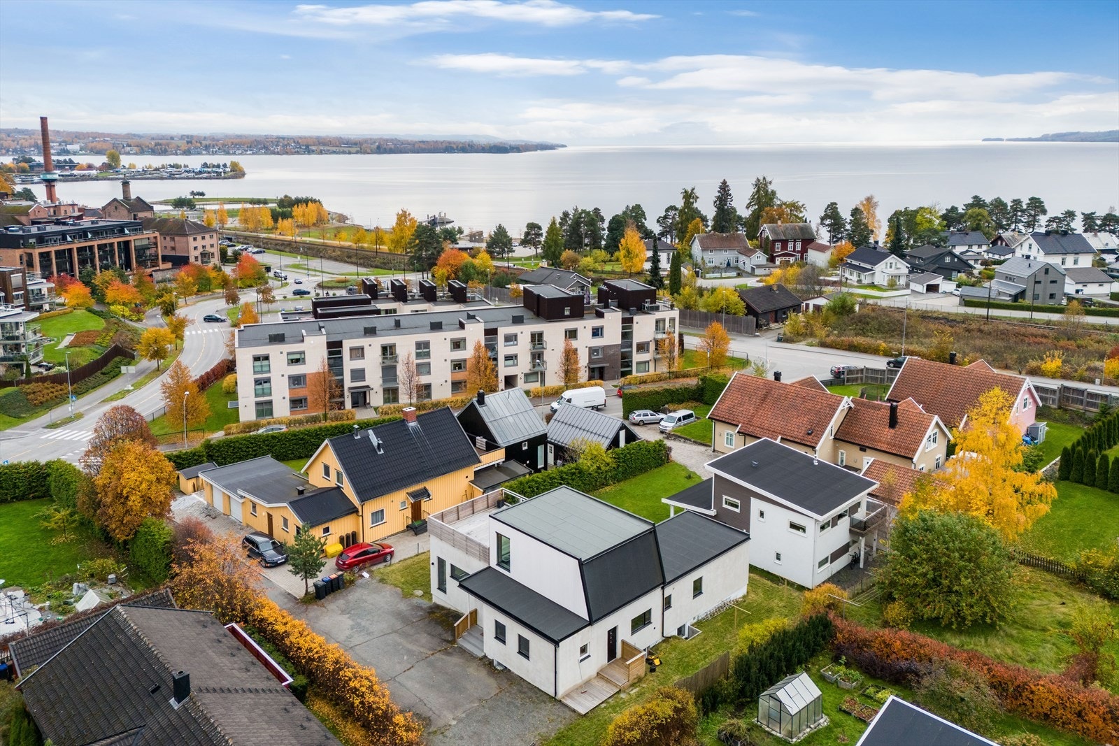 Eiendommen ligger i et attraktivt område med Koigen og Mjøspromenaden rett i nærheten. Galleribilde