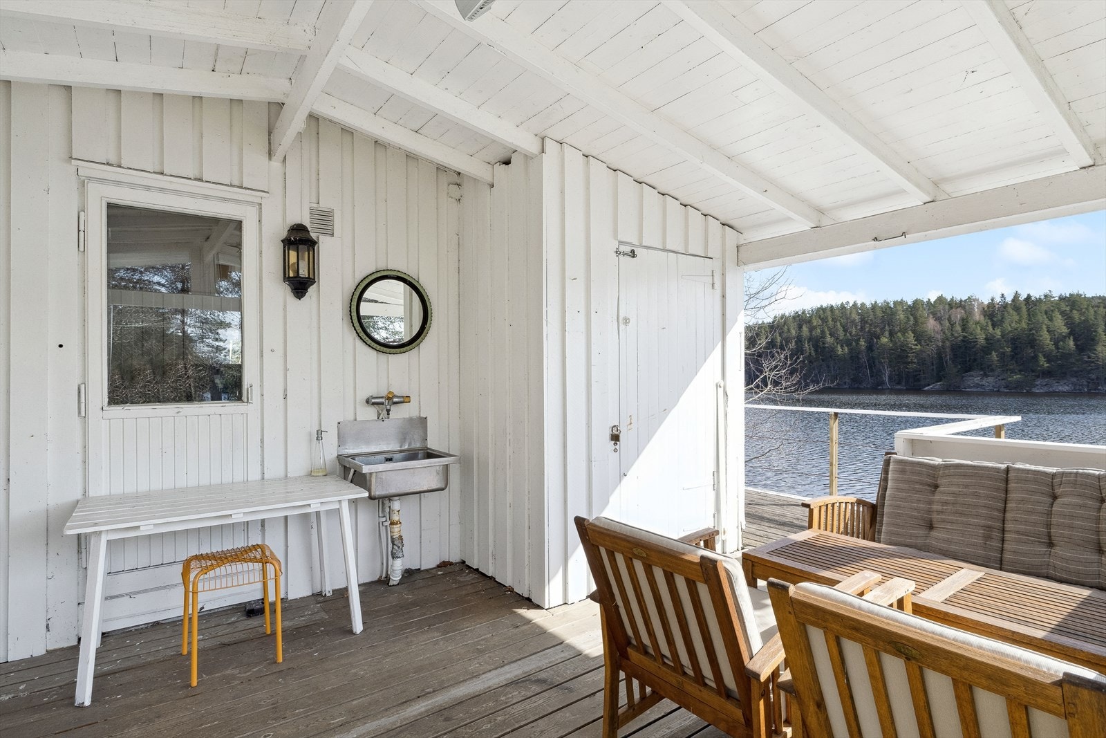 Overbygget veranda hvor du kan sitte om det regner litt. Galleribilde