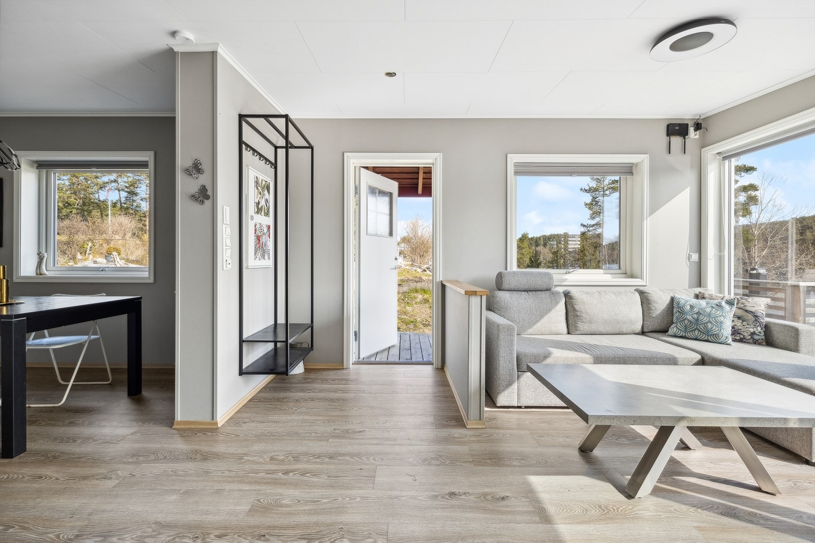 Praktisk garderobe ved inngangsdøren. Galleribilde