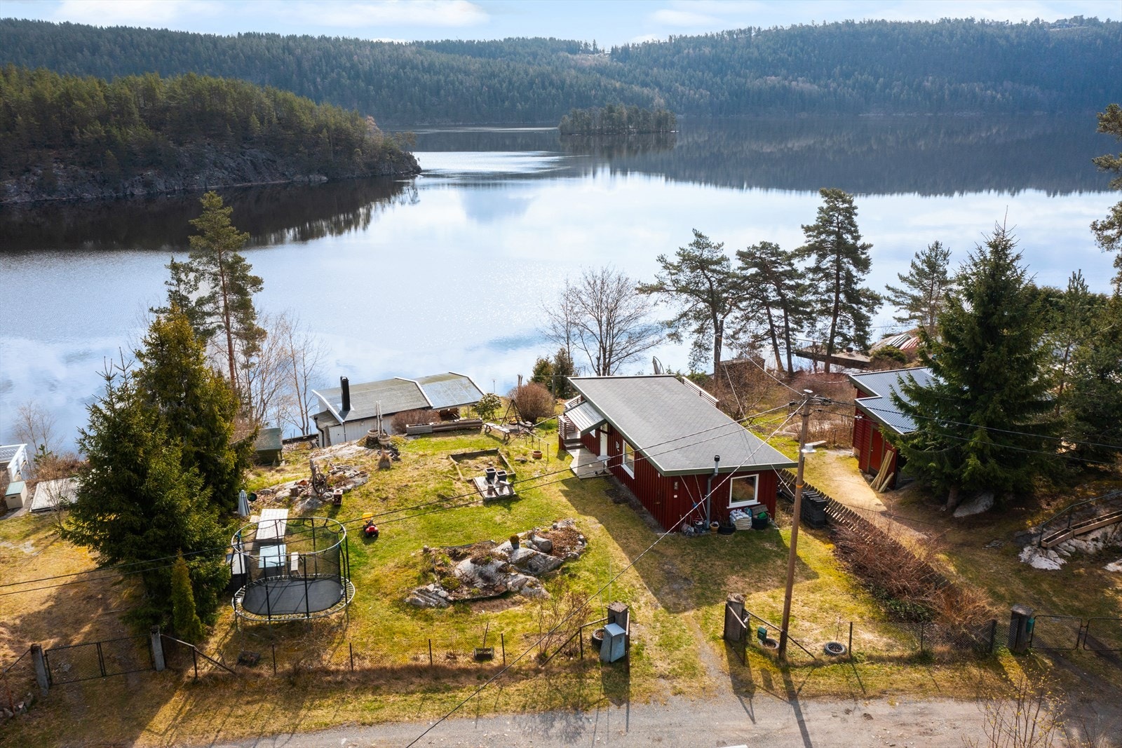 To hytter hvorav en nyoppusset, og én med renoveringsbehov. Galleribilde