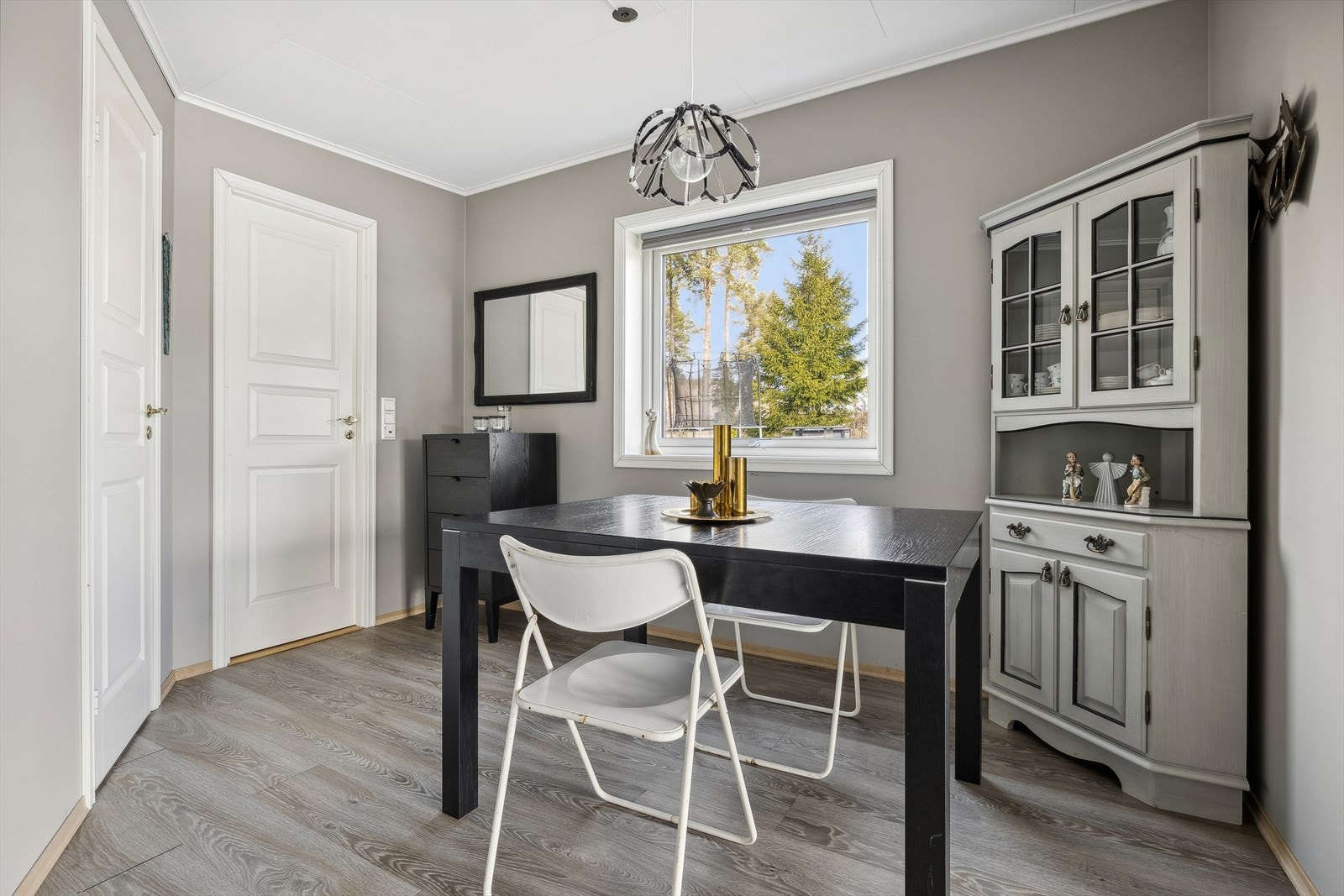 Spiseplass til 4 på kjøkkenet. Galleribilde