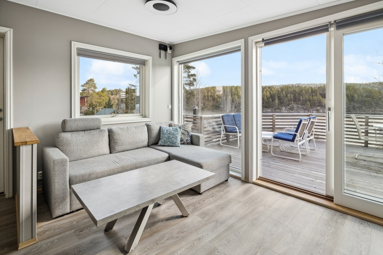 Fin sofakork ved vinduet og store vindusflater ut mot Gjersjøen. Galleribilde