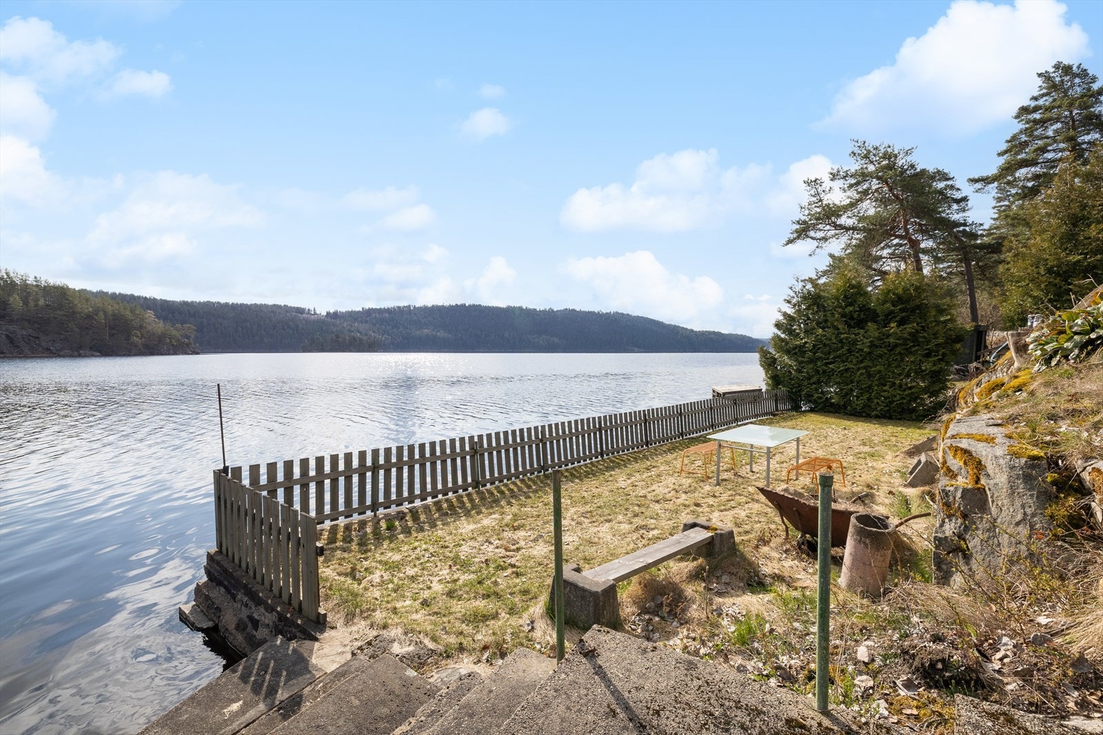 Trapp ned til vannet og nederste del av tomten. Galleribilde