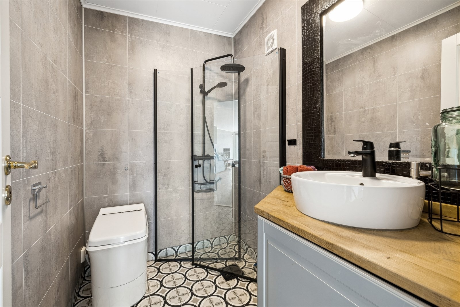 Delikat baderom med forbrenningstoalett. (Dusj- og blandebatterier er fjernet. Innlagt vann er ikke lovlig). Galleribilde