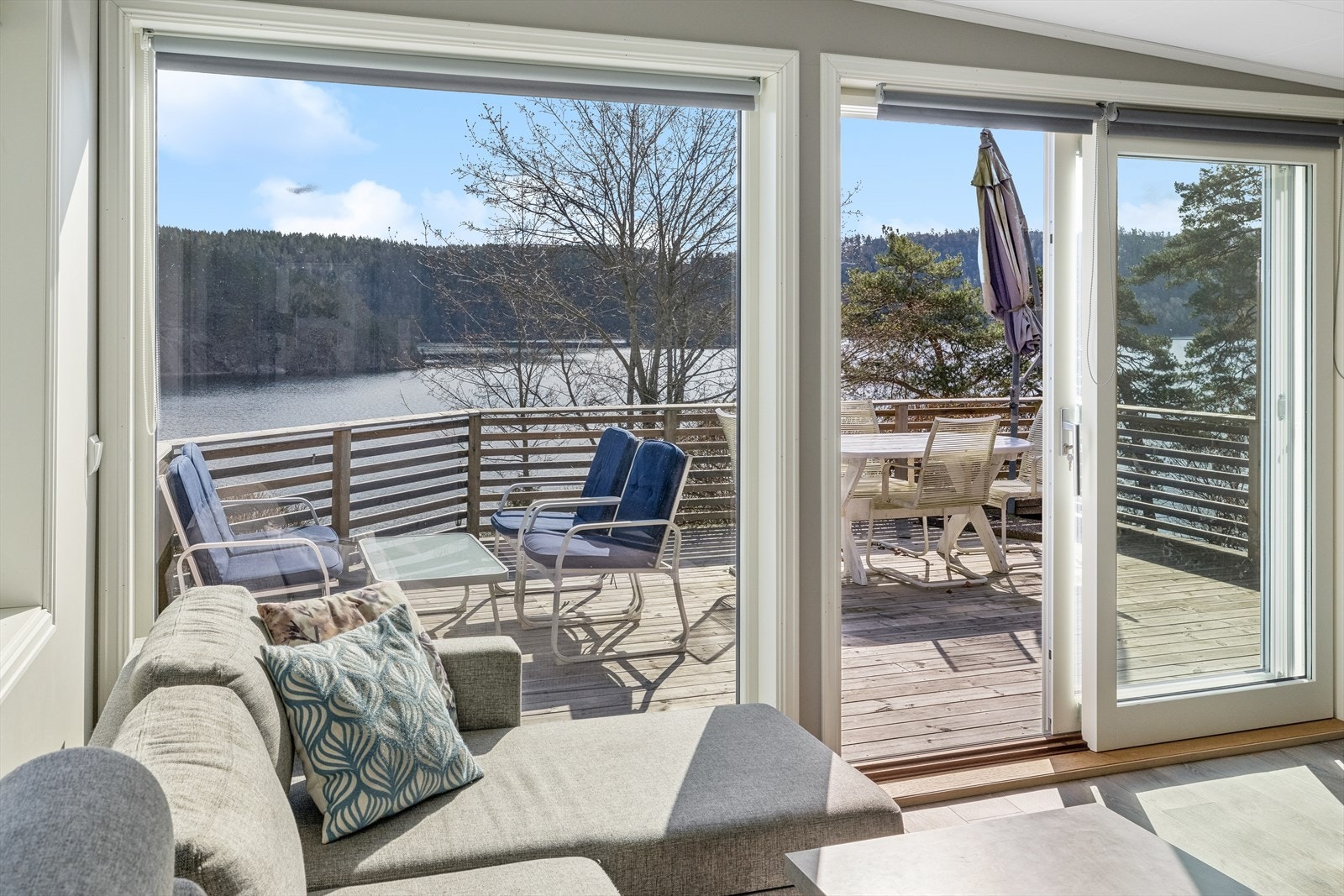 Store vindusflater ut mot Gjersjøen Galleribilde