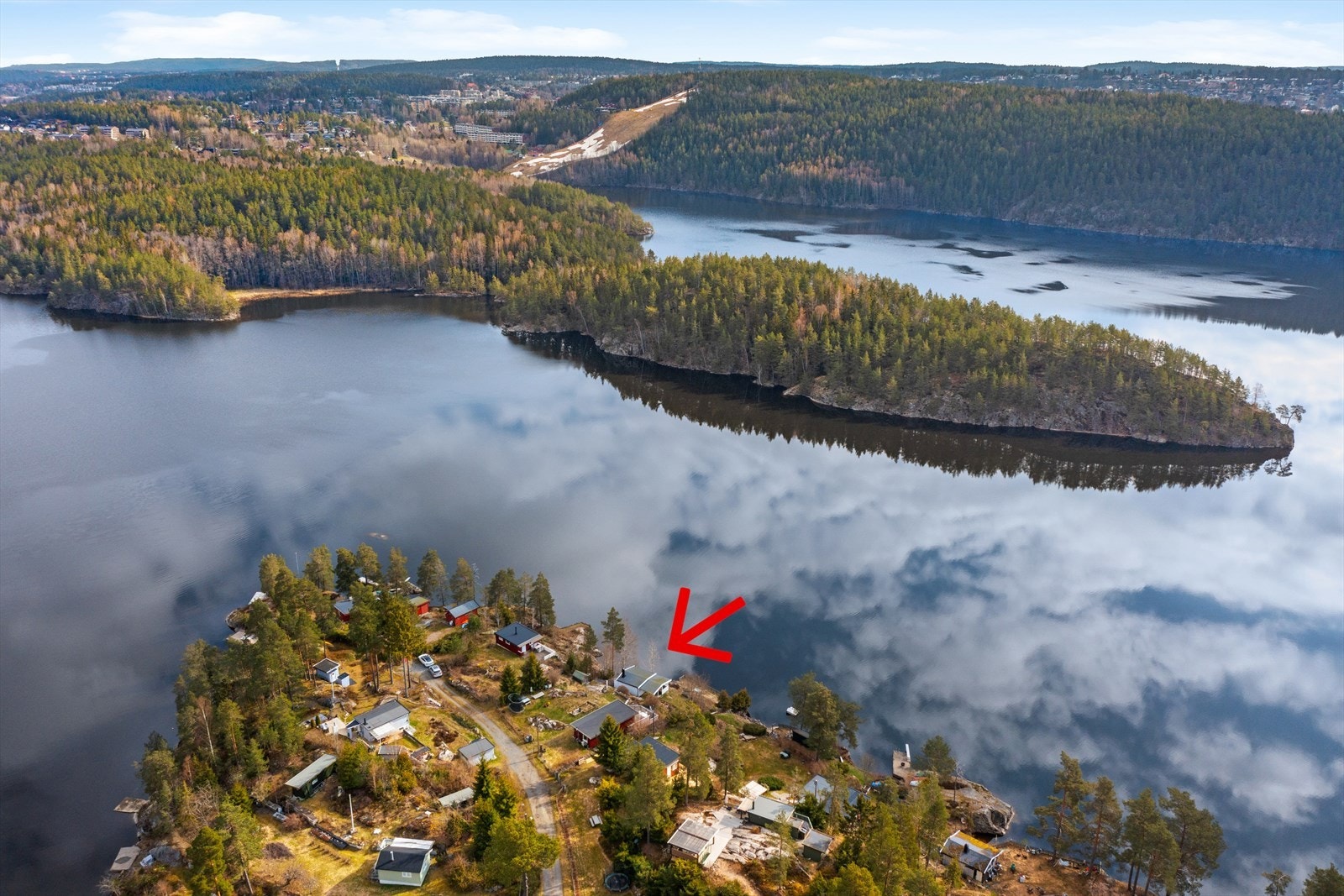 Gjersjøen med bebyggelsen på Kolbotn i bakgrunnen. Galleribilde
