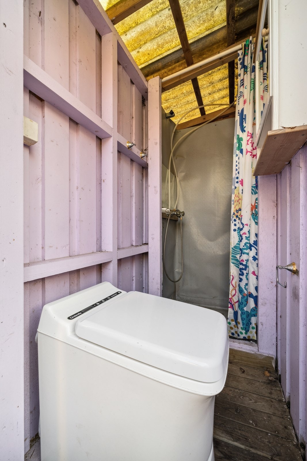 Baderommet på nr 41 A har et meget enkelt toalett. Dusj i bakkant er avinstallert. Galleribilde