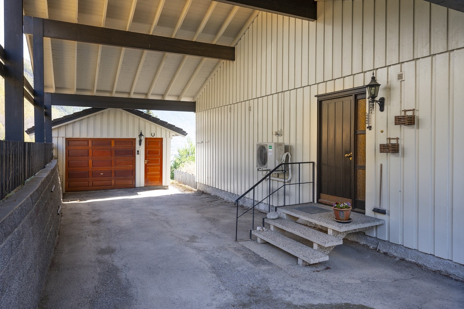 Inngangsparti med overbygg og garasje. Galleribilde