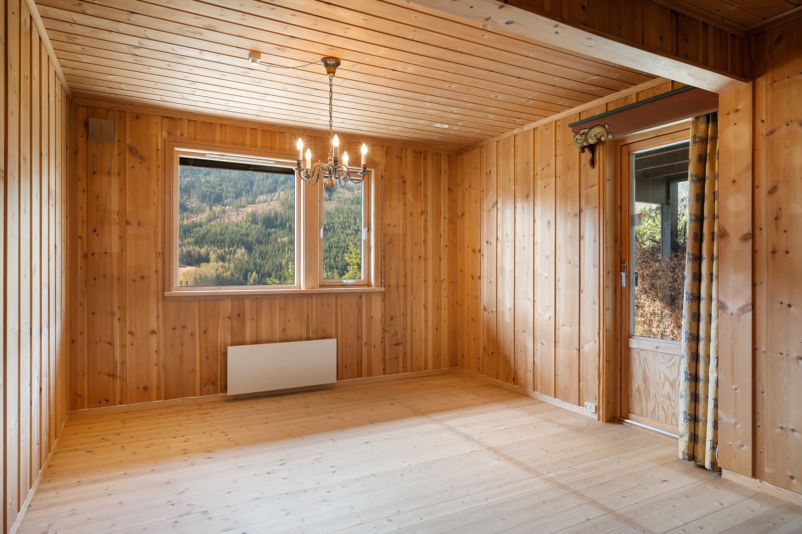 Lys og luftig kjellerstue med naturlig treverk Galleribilde