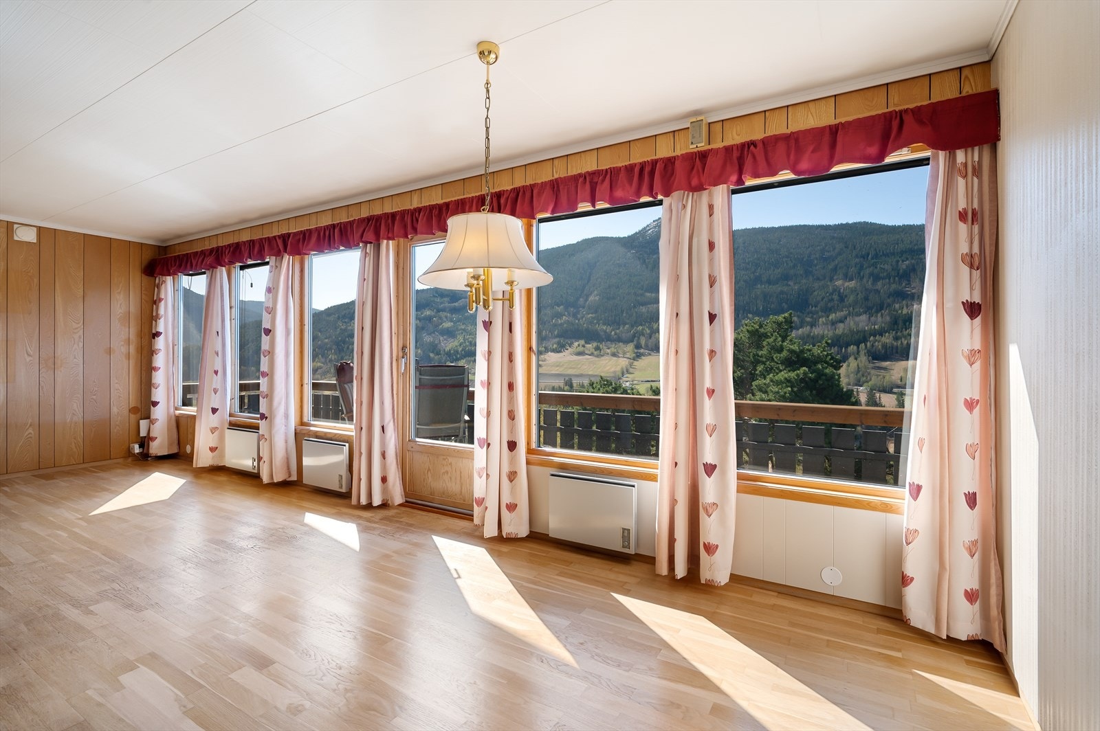 Lys og romslig stue med store vinduer og fantastisk utsikt. Galleribilde