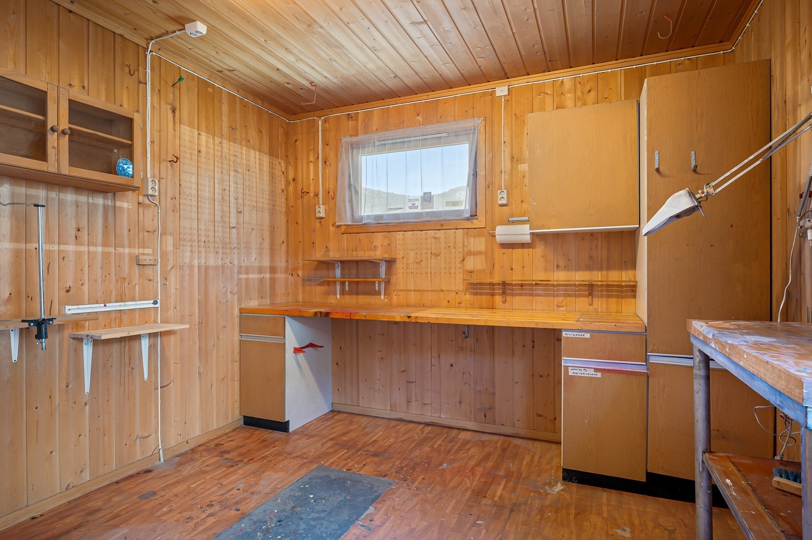 Arbeidsrom med rikelig oppbevaringsplass og robust arbeidsbenk. Potensial for personlig tilpasning. Galleribilde