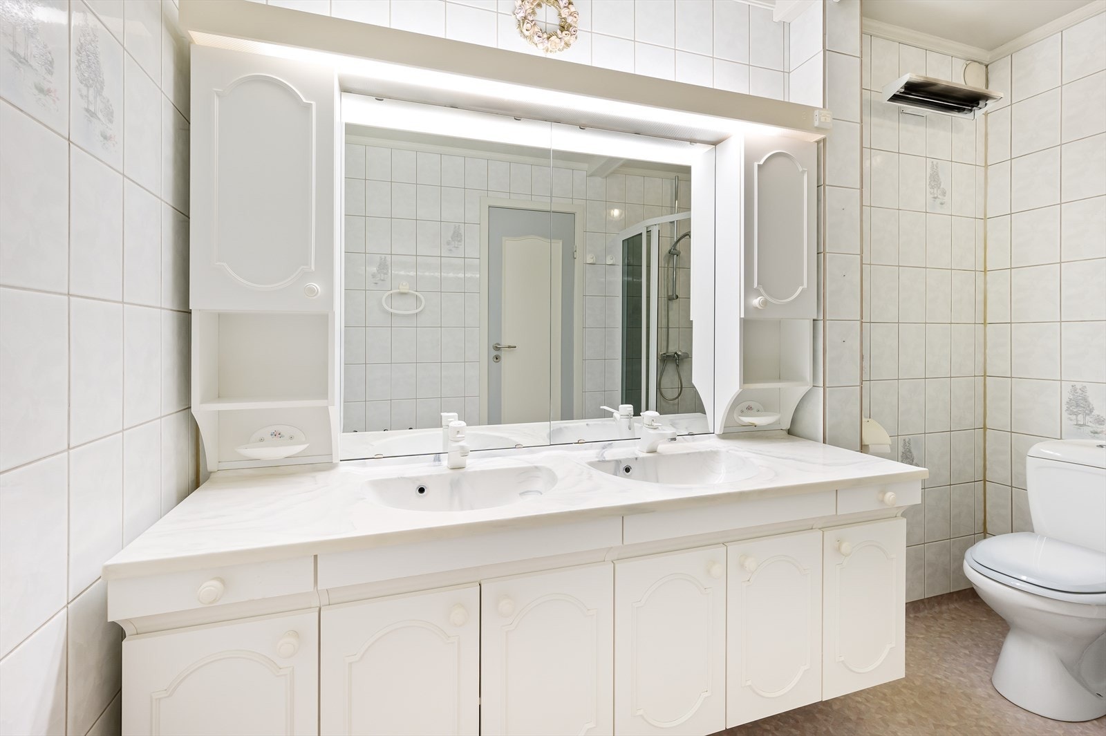 Lyst og romslig bad med dobbel vask. Galleribilde