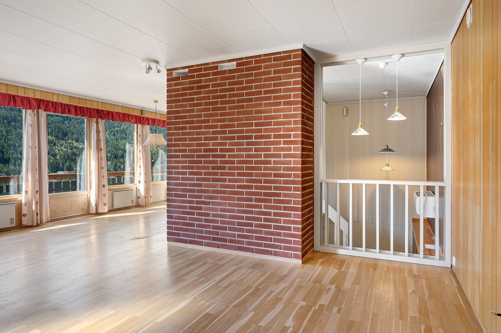 Lys og romslig stue. Galleribilde