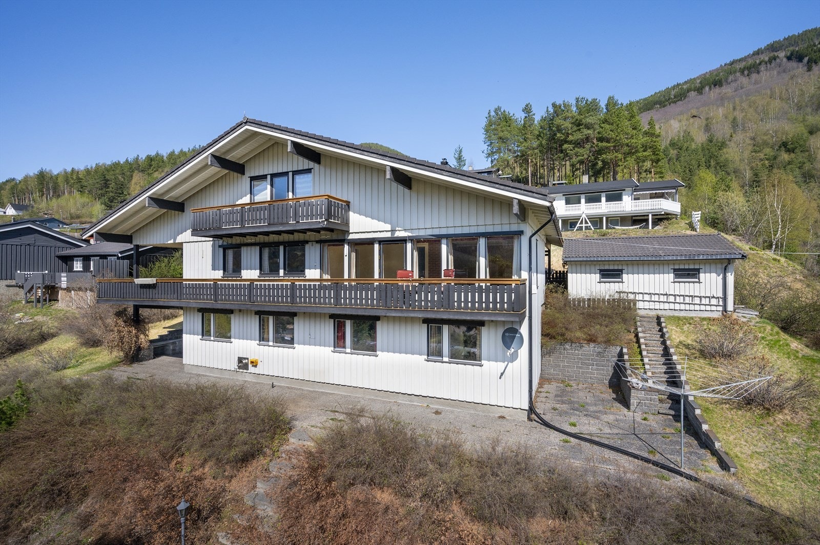 Sjarmerende enebolig med solrik balkong, romslig tomt og attraktiv beliggenhet i naturskjønne omgivelser. Galleribilde