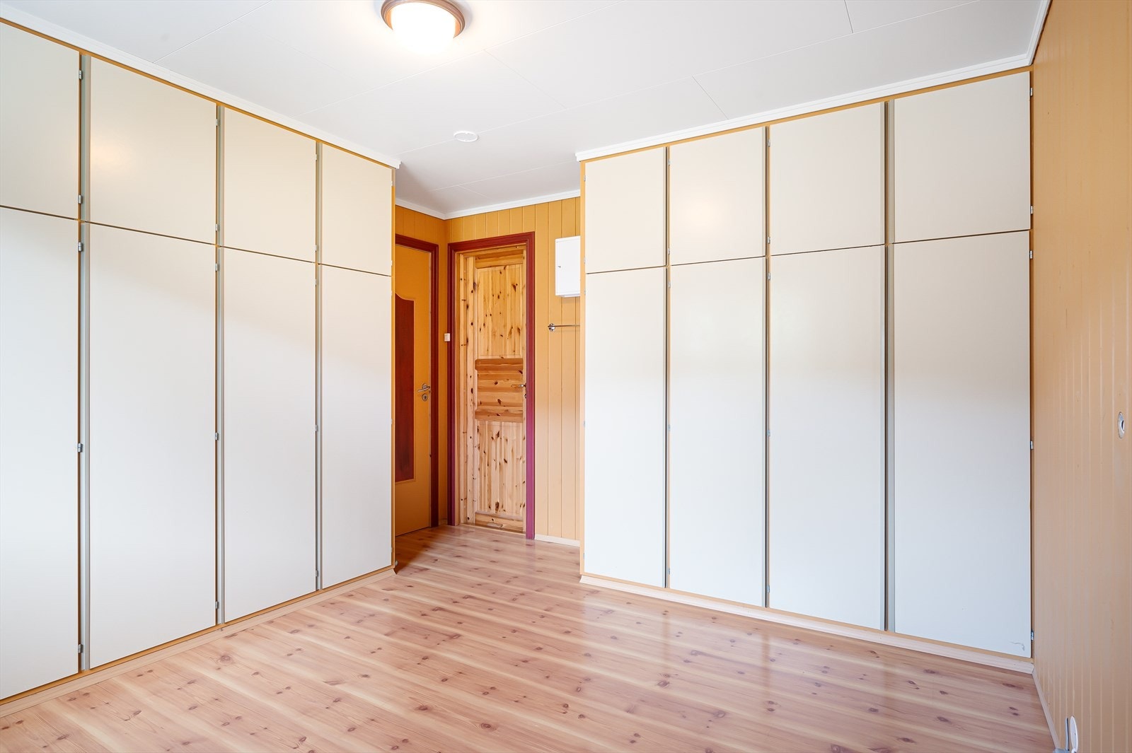 Romslig soverom med innebygde garderobeskap. Galleribilde