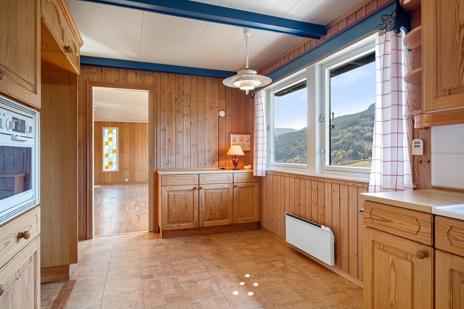 Innredet med laminat skrog og benk, trefyllingsfronter, nedfelt plastkum, opplegg oppvaskmaskin og komfyr, nedfelt platekoketopp med ventilator over. Galleribilde