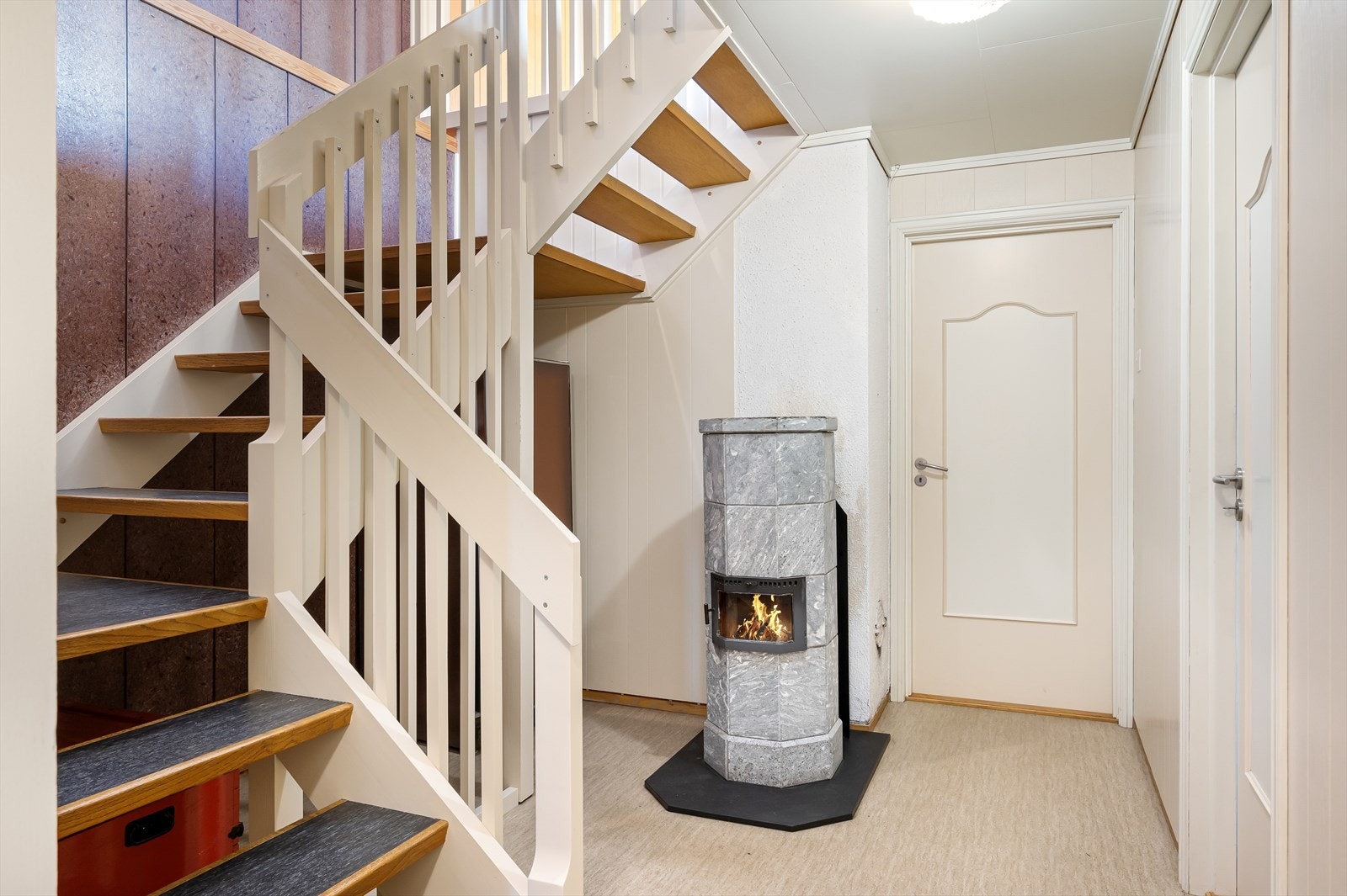 Trappenedgang - i underetasjen er det også installert en klebersteinsovn som varmer godt på kalde vinterdager. Galleribilde