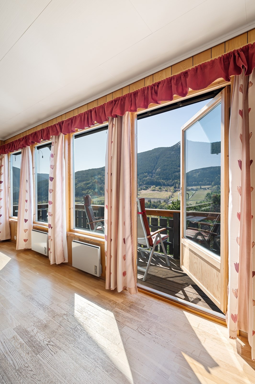 Fra stuen er det direkte utgang til verandaen. Galleribilde