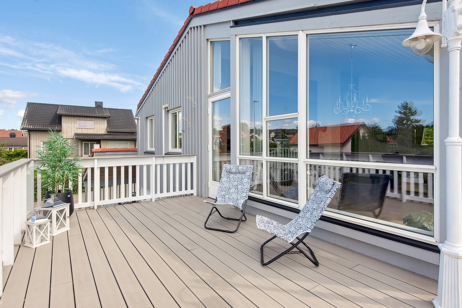 Solrik terrasse i hovedetasjen Galleribilde