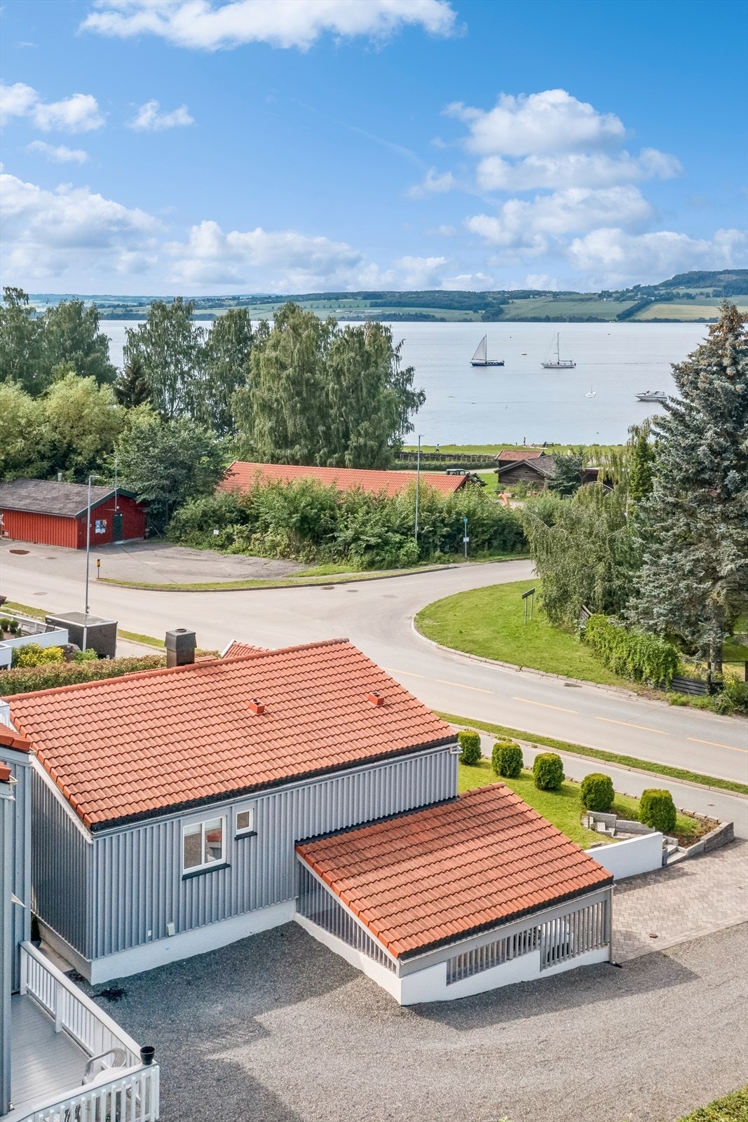 Fra boligen er det flott utsikt til Mjøsa med badeplasser og fine turområder. Galleribilde