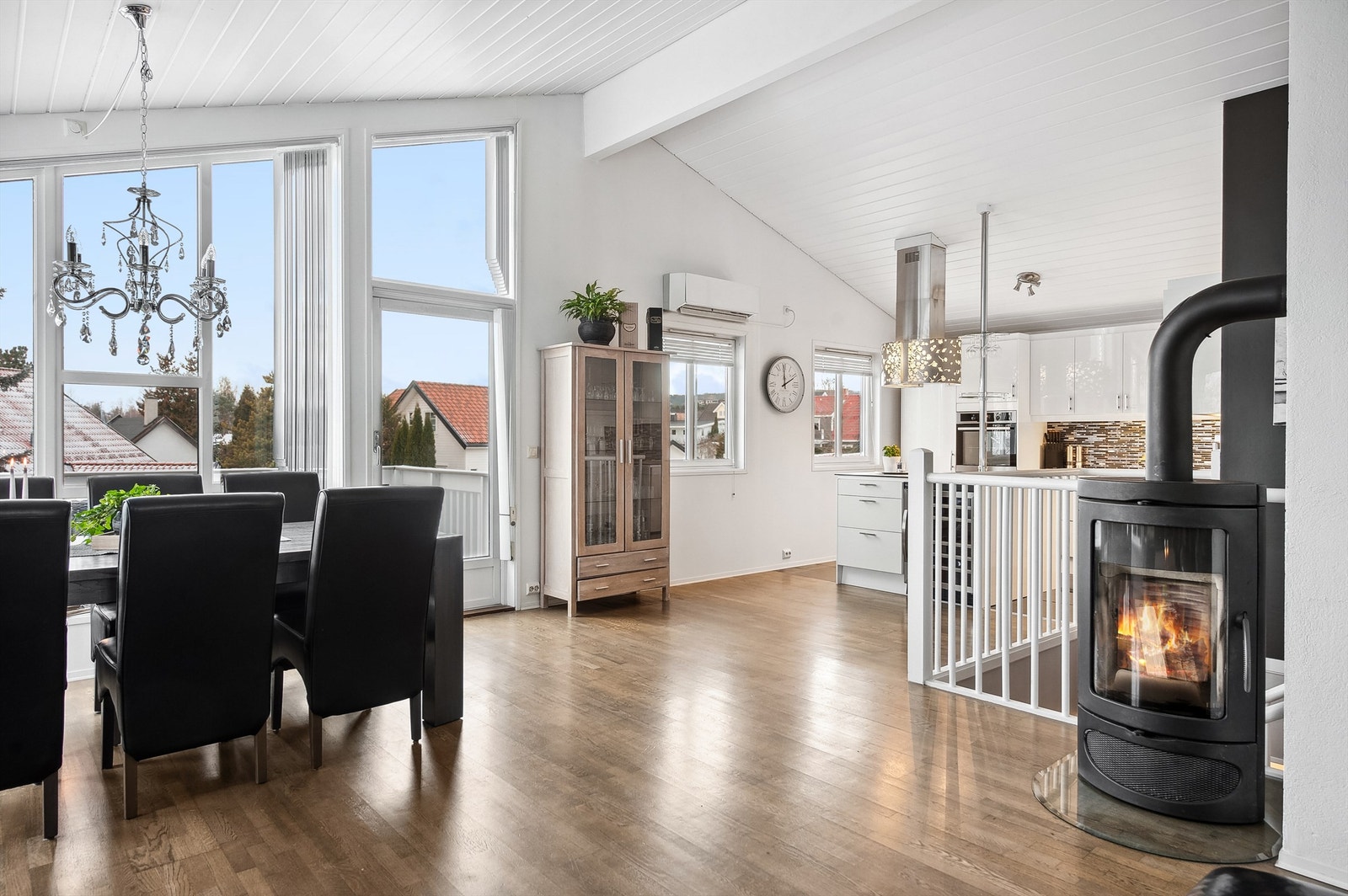 Lys og luftig stue hvor de store vinduene og den rause takhøyden gir rommet et flott særpreg. Galleribilde
