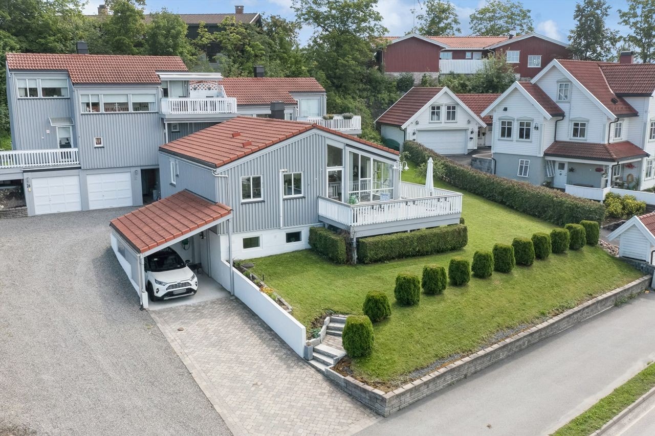 Inngangsparti med carport. Hovedinngangen er på oversiden av boligen. Galleribilde