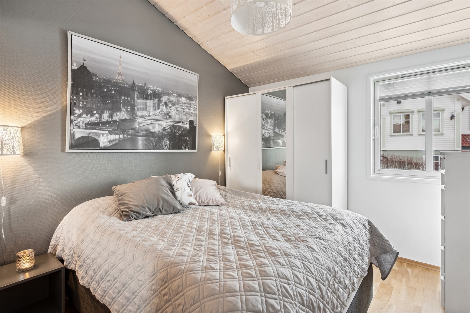 To av boligens totalt tre soverom ligger i hovedetasjen. Hovedsoverommet har skyvedørsgarderobe og garderobeskap. Galleribilde