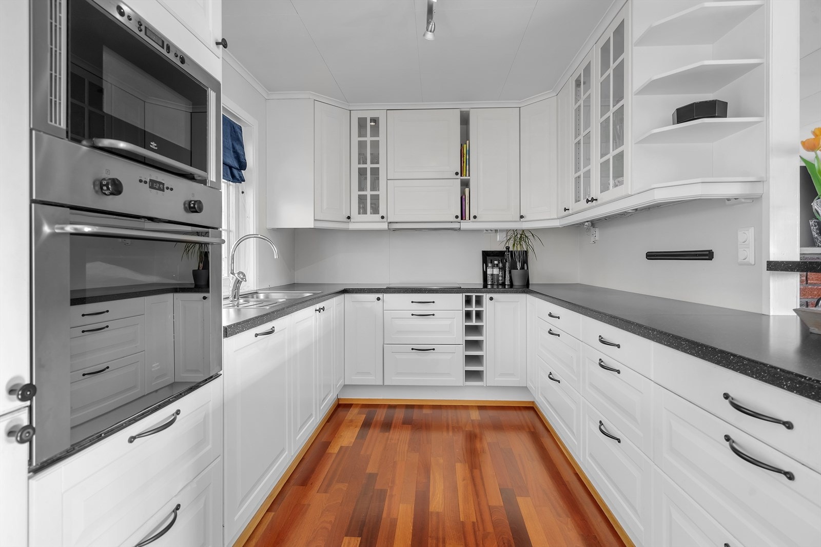 Kjøkken med hvitevarer Galleribilde