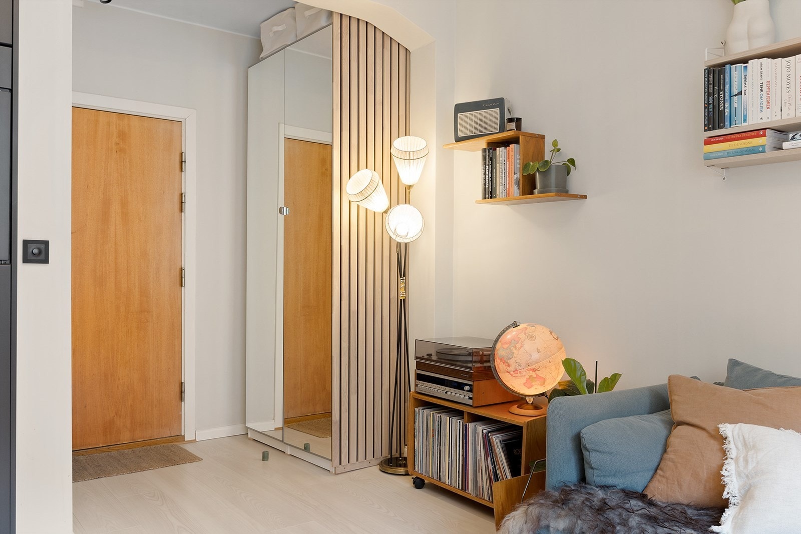 Lys og praktisk entré med garderobeskap, som gir god plass til oppbevaring av yttertøy og sko. Galleribilde