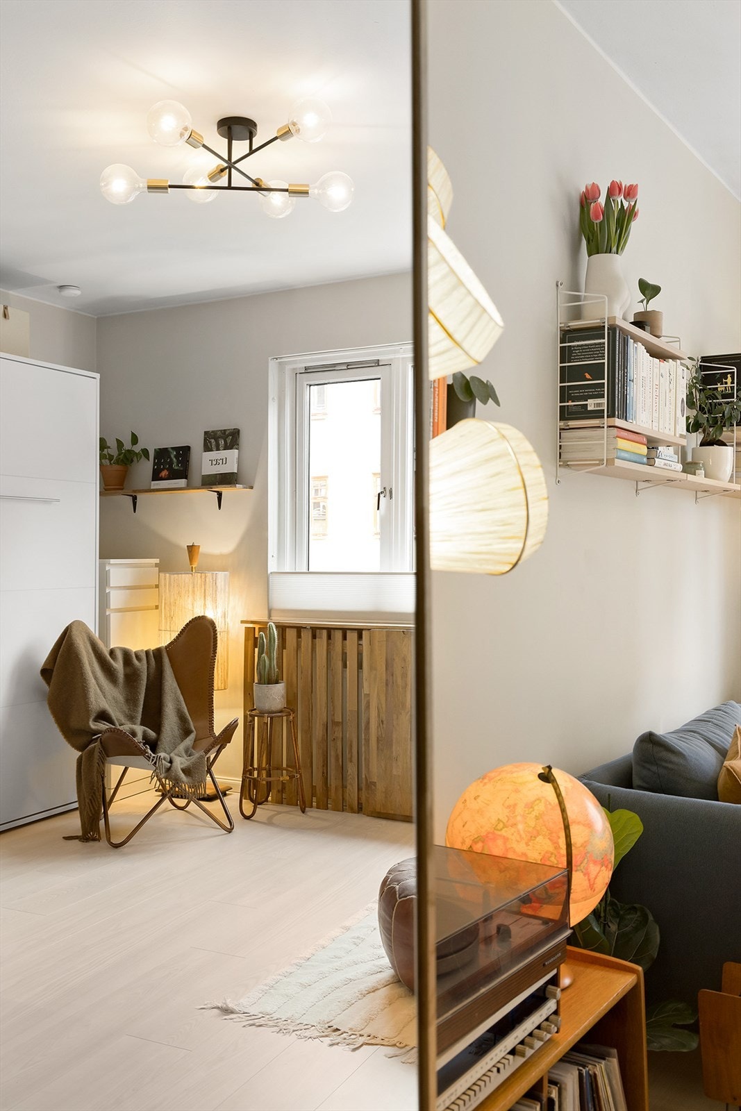 Hele leiligheten ble pusset opp i perioden 2021/23, og er nydelig innredet med smakfulle material- og fargevalg. Galleribilde