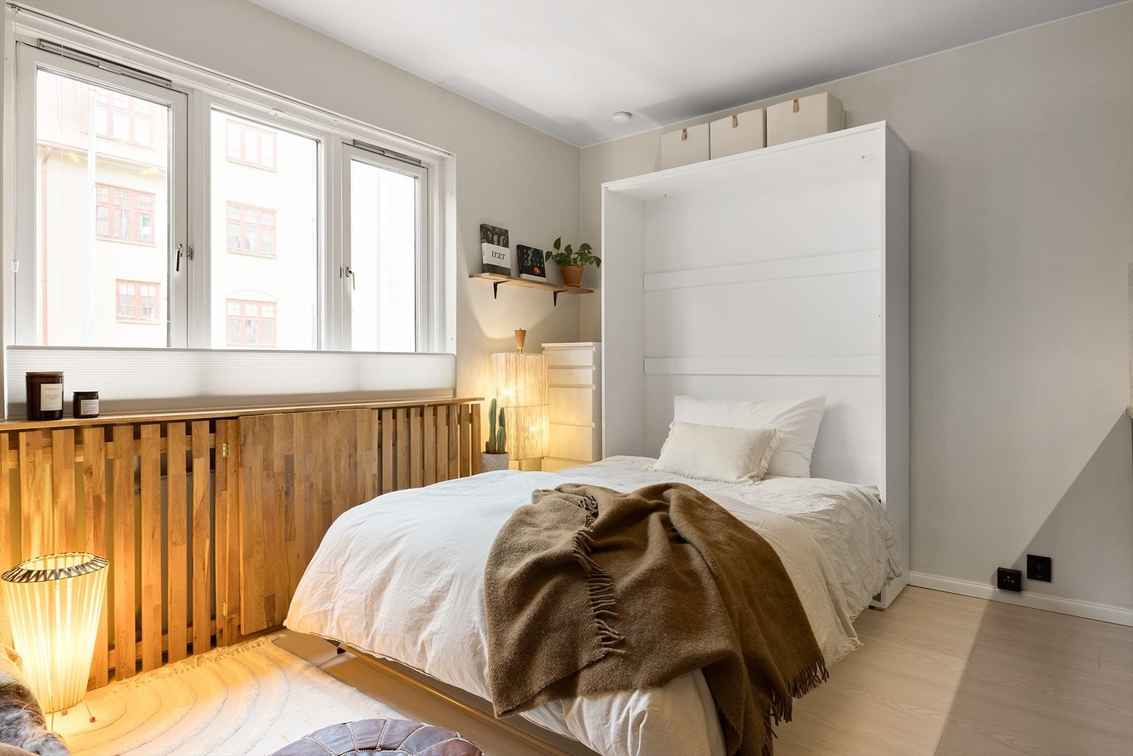 Medfølgende superpraktisk skap med innebygd seng. Galleribilde