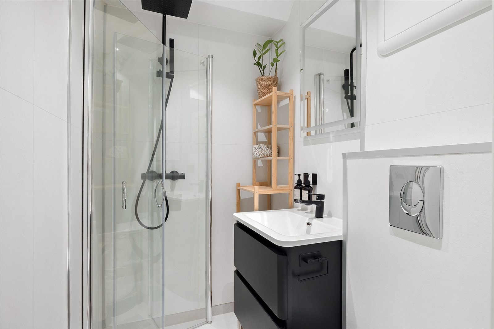 Lekkert bad fra 2023 med store, stilrene fliser og elektrisk gulvvarme. Galleribilde