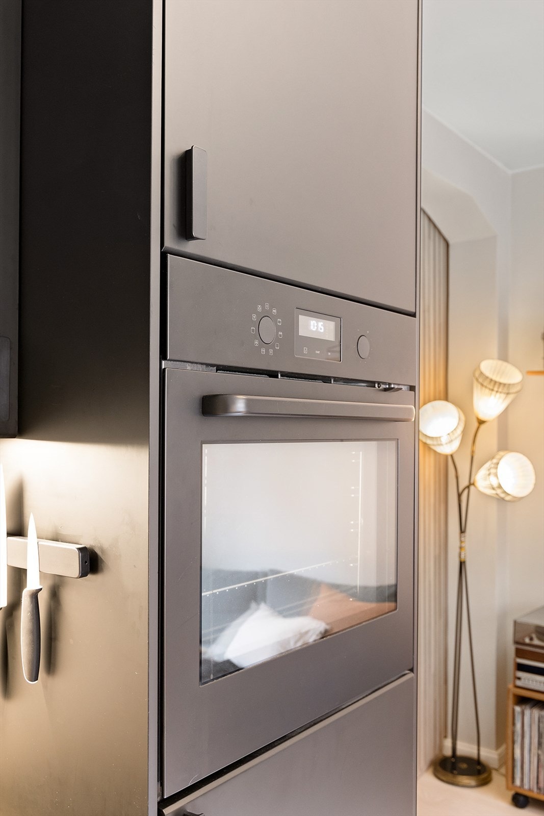 Kjøkkenet er utstyrt med integrert stekeovn, platetopp, oppvaskmaskin og kjøl-/fryseskap. Galleribilde