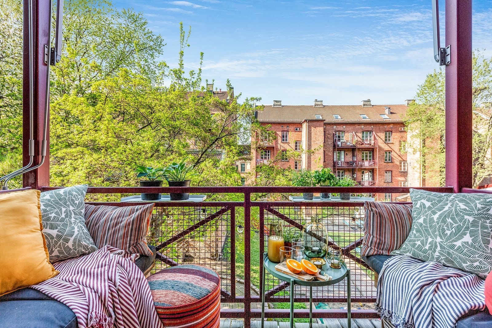 Solrik balkong mo Tøyens fineste bakgård Galleribilde