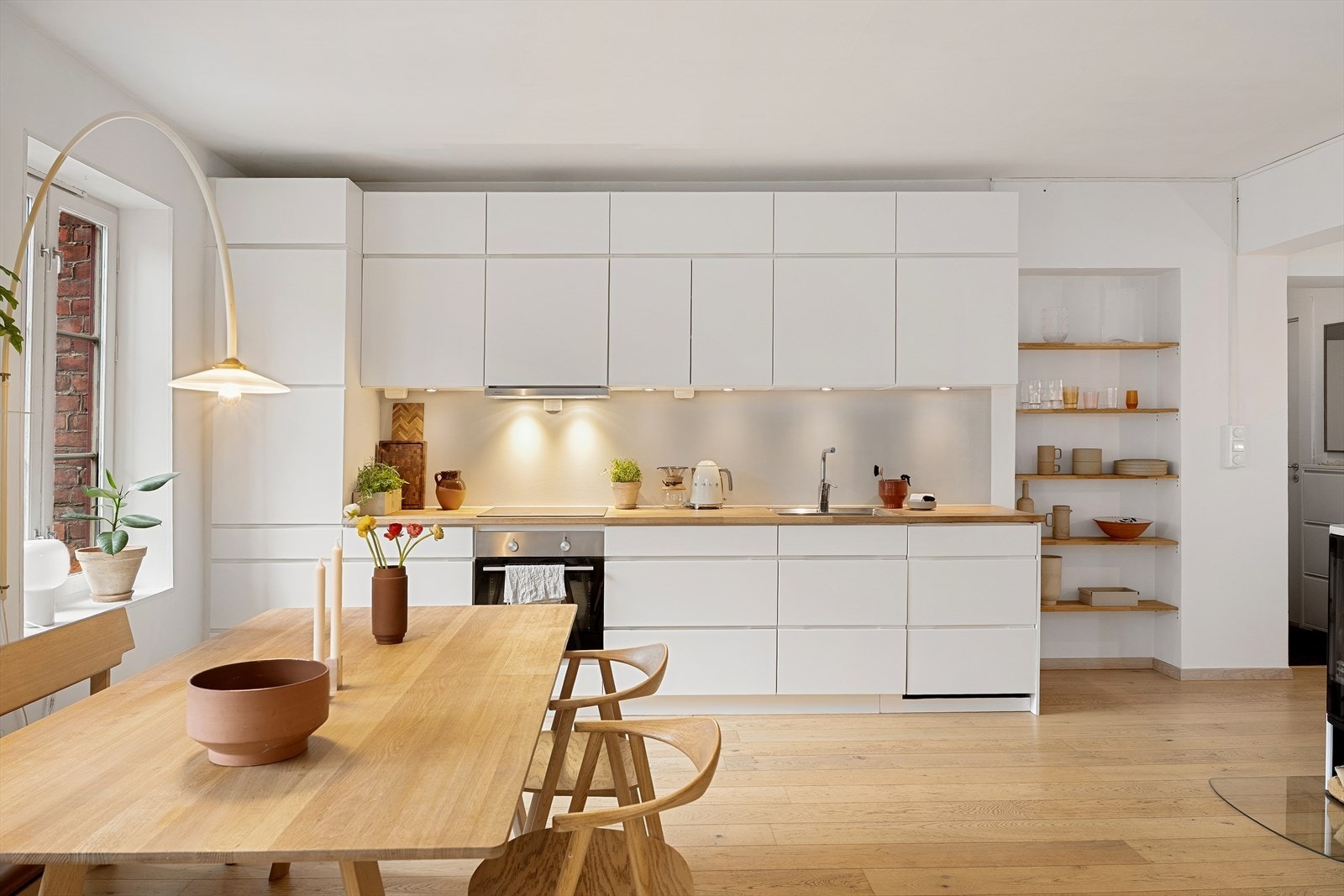 God plass til hyggelig spisestue i sammenheng med kjøkkenet Galleribilde