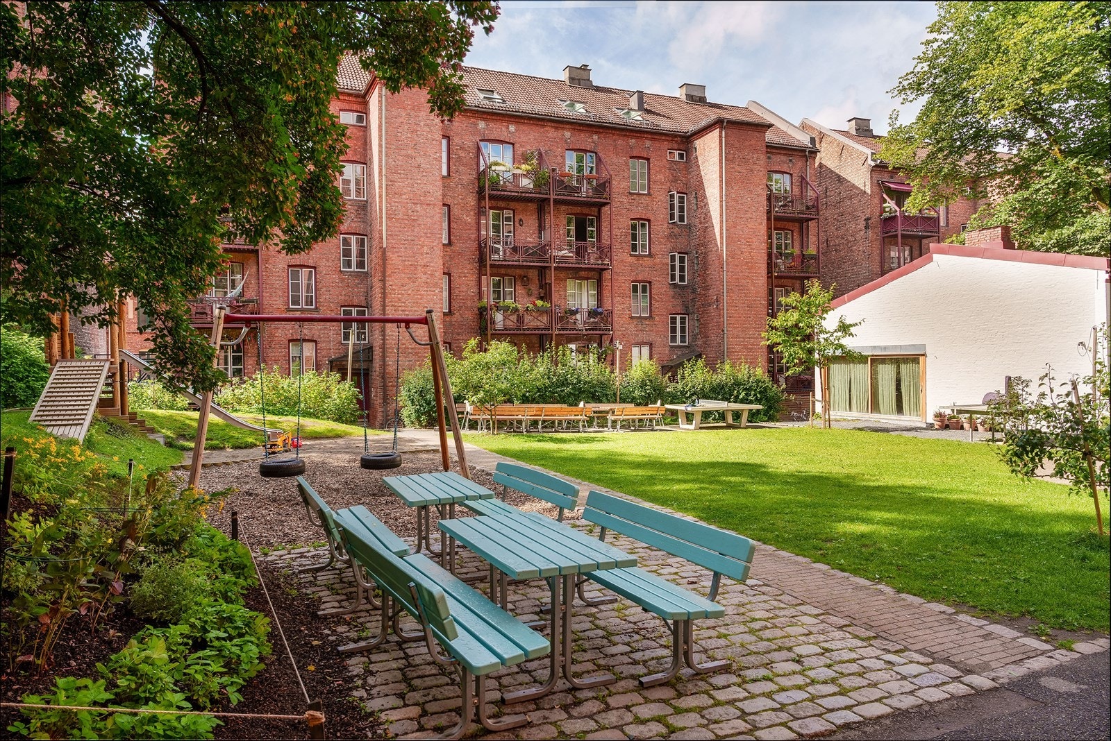 Meget barnevennlig - med lekeplass i bakgården Galleribilde