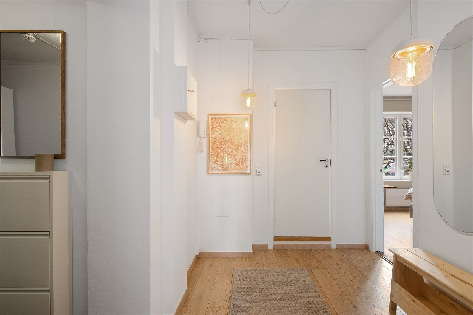 Romslig gang med inngang til leilighetens øvrige rom Galleribilde