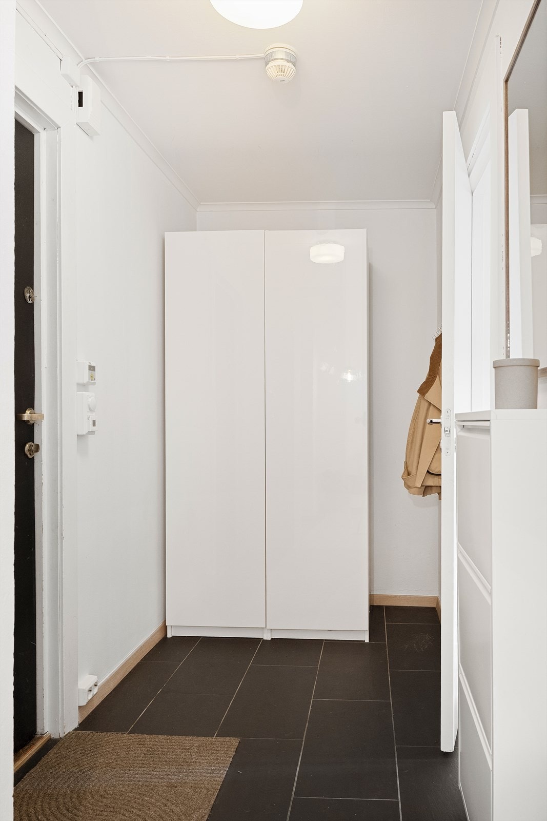 Flislagt gang med god plass til sko og klesavheng Galleribilde