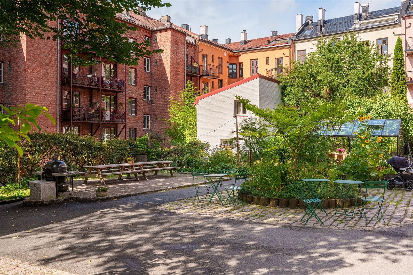 Tøyens fineste bakgård med bl.a. flere sittegrupper, felles grill, drivhus m.m. Galleribilde